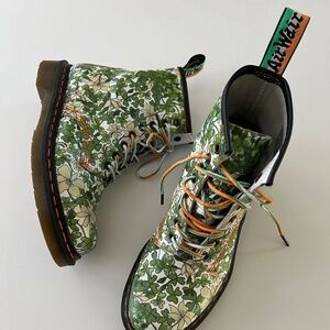 Doc Martens 1460 Leather Lace Up Boots Shamrock Design Size 8 US Women’s